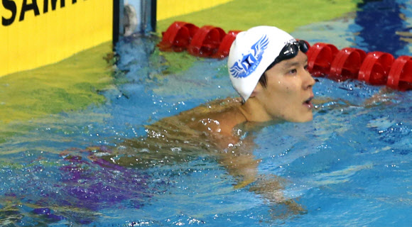 ’마린 보이’ 박태환이 20일 오후 인천 문학 박태환 수영장에서 열린 남자 일반부 400m 결승 경기에서 1위로 결승점에 도착해 기록을 확인하고 있다. 연합뉴스