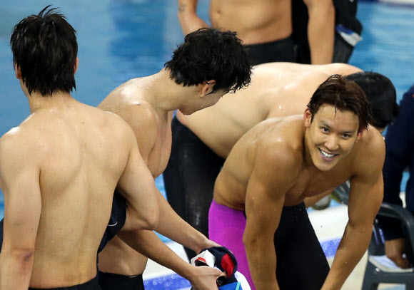 ’마린 보이’ 박태환이 20일 오후 인천 문학 박태환 수영장에서 열린 남자 일반부 400m 결승 경기에서 우승한 뒤 인천 팀 동료들과 밝게 웃고 있다. 연합뉴스