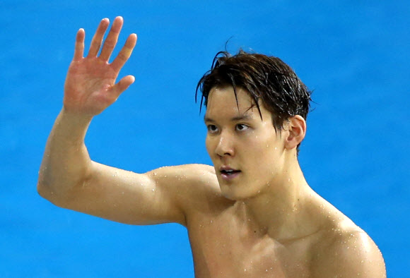 ’마린 보이’ 박태환이 20일 오후 인천 문학 박태환 수영장에서 열린 남자 일반부 400m 결승 경기에서 우승한 뒤 관중석을 향해 손을 흔들고 있다. 연합뉴스