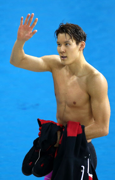’마린 보이’ 박태환이 20일 오후 인천 문학 박태환 수영장에서 열린 남자 일반부 400m 결승 경기에서 우승한 뒤 관중석을 향해 손을 흔들고 있다. 연합뉴스