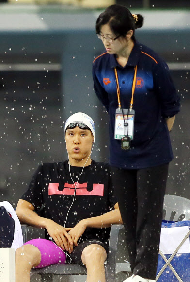 ’마린보이’ 박태환(인천광역시)이 20일 오후 인천시 남구 문학박태환수영장에서 열린 제94회 전국체육대회 수영 남자일반부 계영 400ｍ 경기에 출전해 심호흡하며 긴장을 풀고 있다. 연합뉴스