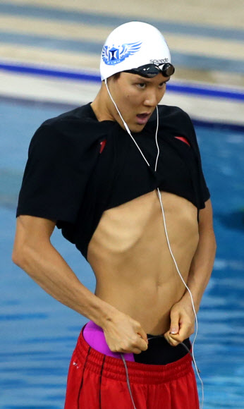 ’마린 보이’ 박태환이 20일 오후 인천 문학 박태환 수영장에서 열린 남자 일반부 400m 결승 경기에 출전해 음악을 들으며 심호흡을 하고 있다. 연합뉴스