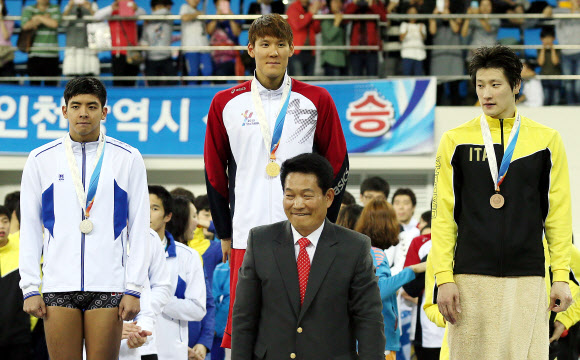 ’마린보이’ 박태환(인천광역시·가운데)이 20일 오후 인천시 남구 문학박태환수영장에서 열린 제94회 전국체육대회 수영 남자일반부 계영 400ｍ 경기에서 금메달을 획득, 금메달을 수여받고 있다.연합뉴스