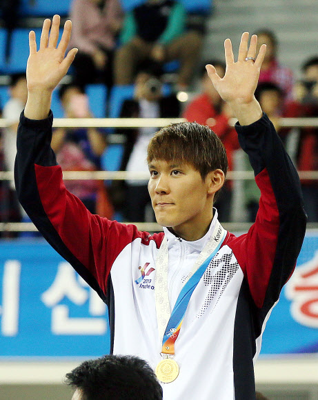 ’마린보이’ 박태환(인천광역시)이 20일 오후 인천시 남구 문학박태환수영장에서 열린 제94회 전국체육대회 수영 남자일반부 계영 400ｍ 경기에서 금메달을 획득하고 팬들에게 인사하고 있다. 연합뉴스