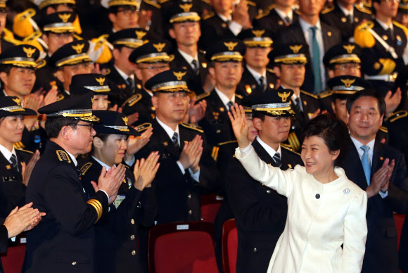 박근혜 대통령이 21일 오전 세종문화회관에서 열린 제68주년 경찰의 날 기념식에 참석, 입장하며 손을 들어 인사하고 있다.  연합뉴스