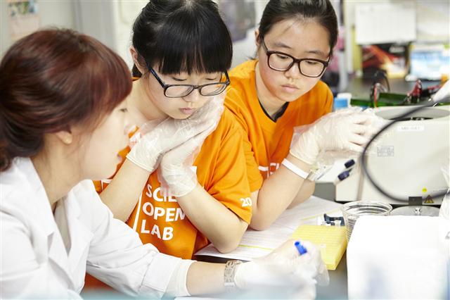 지난 19일 서울 서대문구 대현동 이화여대 약학대 실험실에서 여고생들이 대학원생의 도움을 받아 유전자와 질병의 연관성을 알아보는 실험을 하고 있다. 로레알코리아 제공