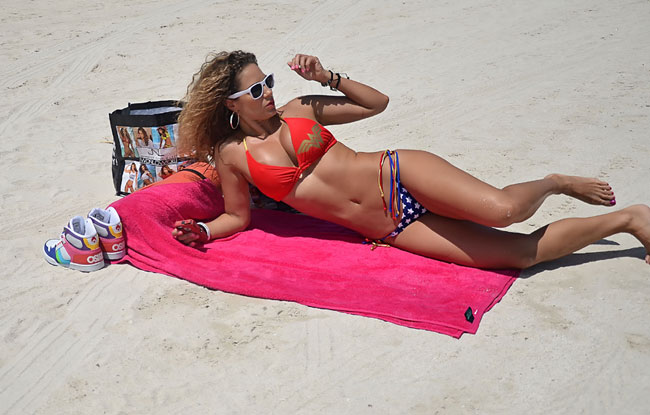 21일(현지시간) 모델 제니퍼 니콜 리가 플로리다 사우스 비치 해변에서 할로윈을 기념해 원더우먼 비키니를 입고 멋진 몸매를 뽐내고 있다. 사진=TOPIC / SPLASH NEWS(www.topicimages.com)