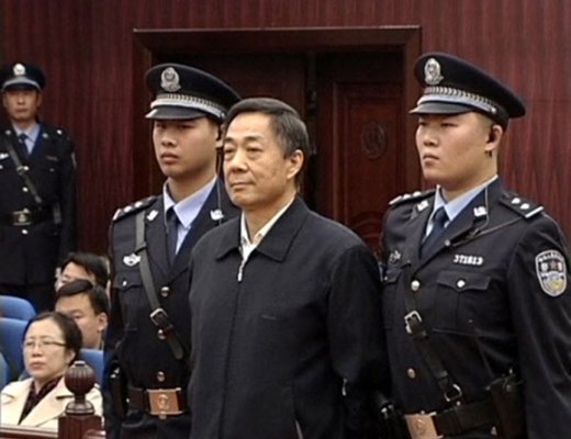보시라이(가운데) 전 중국 충칭시 당서기가 25일 산둥성 지난시 고급인민법원에서 열린 상소심 선고공판에서 선고 내용을 듣고 있다.<br><br>중국 CCTV 제공·AFP 연합뉴스