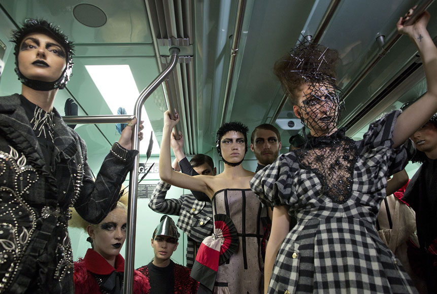 27일(현지 시간) 브라질 상파울루에서 열린 상파울루 패션위크 행사에 모델들이 지하철 안에서 의상을 선보이고 있다. AP/뉴시스