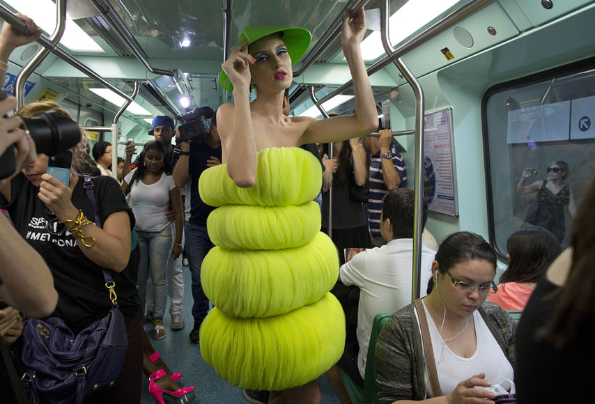 27일(현지 시간) 브라질 상파울루에서 열린 상파울루 패션위크 행사에 모델들이 지하철 안에서 의상을 선보이고 있다. AP/뉴시스