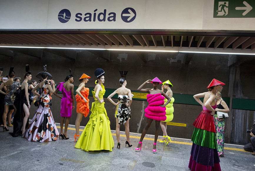 27일(현지 시간) 브라질 상파울루에서 열린 상파울루 패션위크 행사에 모델들이 지하철 안에서 의상을 선보이고 있다. AP/뉴시스