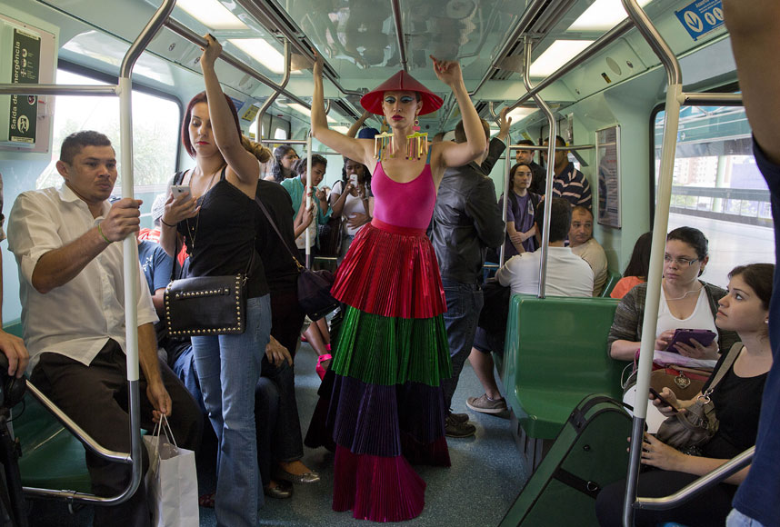 27일(현지 시간) 브라질 상파울루에서 열린 상파울루 패션위크 행사에 모델들이 지하철 안에서 의상을 선보이고 있다. AP/뉴시스