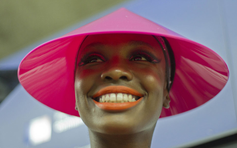 27일(현지 시간) 브라질 상파울루에서 열린 상파울루 패션위크 행사에 모델들이 지하철 안에서 의상을 선보이고 있다. AP/뉴시스