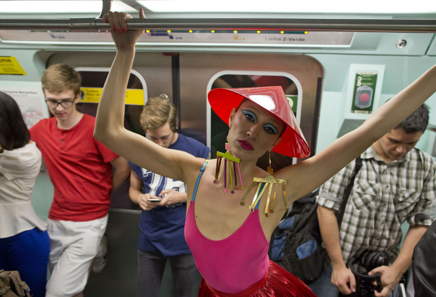 27일(현지 시간) 브라질 상파울루에서 열린 상파울루 패션위크 행사에 모델들이 지하철 안에서 의상을 선보이고 있다. AP/뉴시스