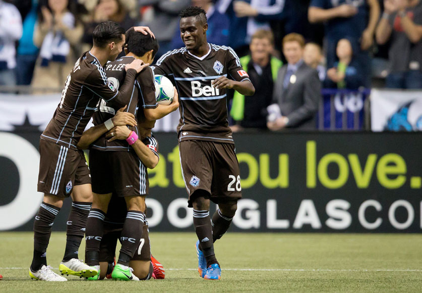 이영표(밴쿠버 화이트캡스·왼쪽 두 번째)가 28일(한국시간) 캐나다 밴쿠버의 BC플레이스 스타디움에서 열린 콜로라도 래피즈와의 2013시즌 미국 메이저리그사커(MLS) 최종전이자 자신의 은퇴경기에서 동료 카밀로 산베조·오른쪽 두 번째)의 특별한 골 세러모니 선물을 받고 있다. AP/뉴시스