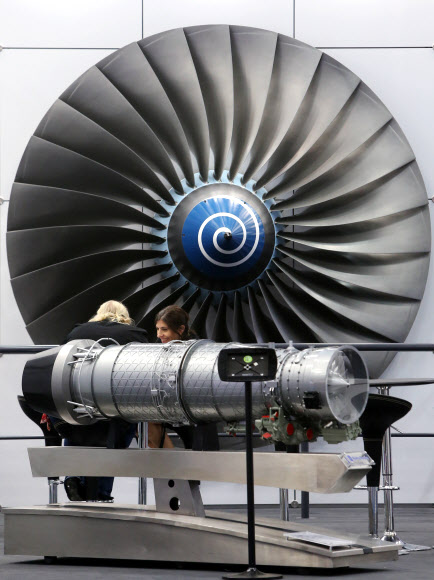 28일 경기도 고양시 킨텍스에서 열린 서울 국제 항공우주 및 방위산업 전시회(서울ADEX) 2013 프레스 설명회에서 참석자들이 각종 엔진을 살펴보고 있다. 연합뉴스