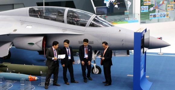 28일 경기도 고양시 킨텍스에서 열린 서울 국제 항공우주 및 방위산업 전시회(서울ADEX) 2013 프레스 설명회에서 참석자들이 FA-50을 살펴보며 대화하고 있다. 연합뉴스