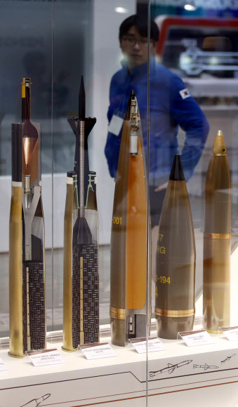 28일 경기도 고양시 킨텍스에서 열린 서울 국제 항공우주 및 방위산업 전시회(서울ADEX) 2013 프레스 설명회에서 참석자가 다양한 탄환을 살펴보고 있다. 연합뉴스