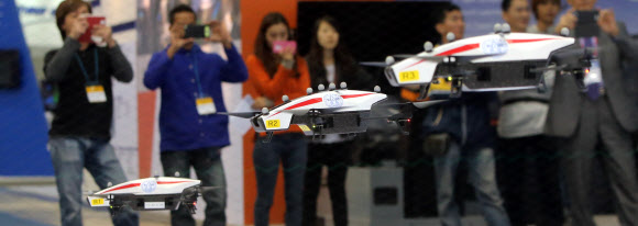 28일 경기도 고양시 킨텍스에서 열린 서울 국제 항공우주 및 방위산업 전시회(서울ADEX) 2013 프레스 설명회에서 한국항공우주연구원이 소형 무인기로 벌새 군무를 선보이고 있다. 연합뉴스