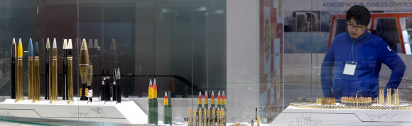 28일 경기도 고양시 킨텍스에서 열린 서울 국제 항공우주 및 방위산업 전시회(서울ADEX) 2013 프레스 설명회에서 참석자가 다양한 탄환을 살펴보고 있다. 연합뉴스