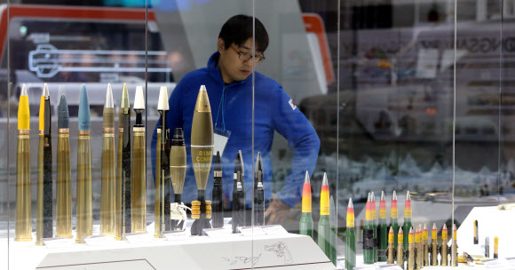 28일 경기도 고양시 킨텍스에서 열린 서울 국제 항공우주 및 방위산업 전시회(서울ADEX) 2013 프레스 설명회에서 참석자가 다양한 탄환을 살펴보고 있다. 연합뉴스