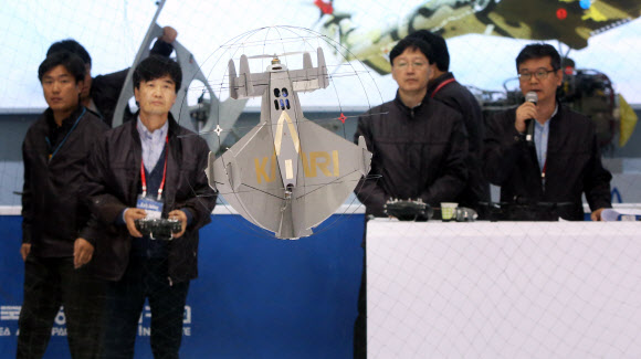 28일 경기도 고양시 킨텍스에서 열린 서울 국제 항공우주 및 방위산업 전시회(서울ADEX) 2013 프레스 설명회에서 한국항공우주연구원이 무인 구형 비행체를 선보이고 있다. 연합뉴스