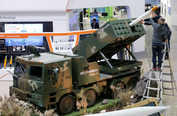 28일 경기도 고양시 킨텍스에서 열린 서울 국제 항공우주 및 방위산업 전시회(서울ADEX) 2013 프레스 설명회에서 관계자들이 천무 유도탄 모형을 준비하고 있다. 연합뉴스