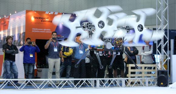 28일 경기도 고양시 킨텍스에서 열린 서울 국제 항공우주 및 방위산업 전시회(서울ADEX) 2013 프레스 설명회에서 한국항공우주연구원이 소형 싸이클로콥터를 선보이고 있다. 연합뉴스