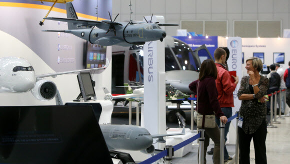 28일 경기도 고양시 킨텍스에서 서울 국제 항공우주 및 방위산업 전시회(서울ADEX) 2013 프레스 설명회가 참석자들로 북적이고 있다. 연합뉴스