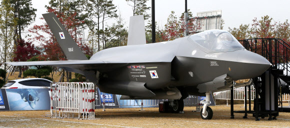 28일 경기도 고양시 킨텍스에서 열린 서울 국제 항공우주 및 방위산업 전시회(서울ADEX) 2013 프레스 설명회에서 차세대 전투기 F-35가 전시되어 있다. 연합뉴스