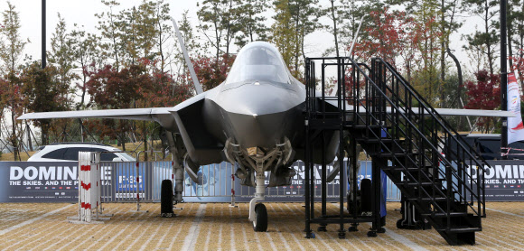 28일 경기도 고양시 킨텍스에서 열린 서울 국제 항공우주 및 방위산업 전시회(서울ADEX) 2013 프레스 설명회에서 차세대 전투기 F-35가 전시되어 있다. 연합뉴스