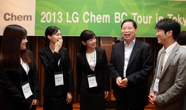 박진수(왼쪽에서 네 번째) LG화학 사장이 이달 초 일본 도쿄에서 열린 해외 인재 채용 행사에 참석한 현지 명문대 학생들과 대화를 나누고 있다.  LG화학 제공