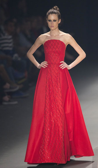 29일(현지시간) 브라질 상파울루에서 열린 패션위크에서 아콰스투디오(Acquastudio) 겨울 컬렉션을 입은 모델이 런웨이를 걷고 있다. AP/뉴시스