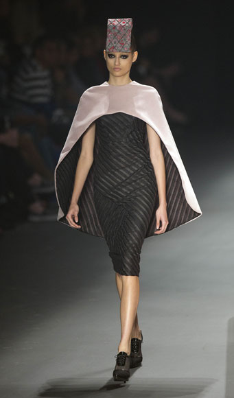 29일(현지시간) 브라질 상파울루에서 열린 패션위크에서 아콰스투디오(Acquastudio) 겨울 컬렉션을 입은 모델이 런웨이를 걷고 있다. AP/뉴시스