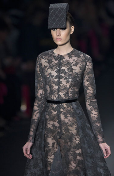 29일(현지시간) 브라질 상파울루에서 열린 패션위크에서 아콰스투디오(Acquastudio) 겨울 컬렉션을 입은 모델이 런웨이를 걷고 있다. AP/뉴시스