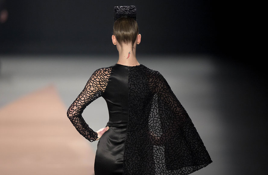 29일(현지시간) 브라질 상파울루에서 열린 패션위크에서 아콰스투디오(Acquastudio) 겨울 컬렉션을 입은 모델이 런웨이를 걷고 있다. AP/뉴시스