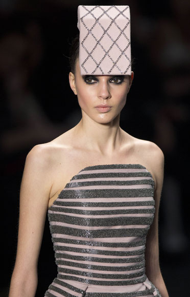 29일(현지시간) 브라질 상파울루에서 열린 패션위크에서 아콰스투디오(Acquastudio) 겨울 컬렉션을 입은 모델이 런웨이를 걷고 있다. AP/뉴시스