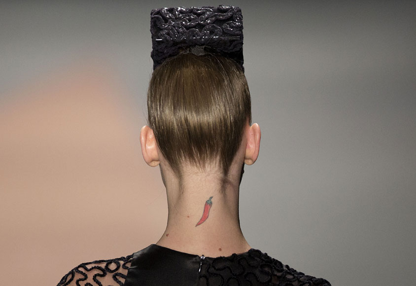 29일(현지시간) 브라질 상파울루에서 열린 패션위크에서 아콰스투디오(Acquastudio) 겨울 컬렉션을 입은 모델이 런웨이를 걷고 있다. AP/뉴시스