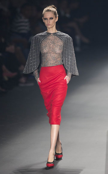 29일(현지시간) 브라질 상파울루에서 열린 패션위크에서 아콰스투디오(Acquastudio) 겨울 컬렉션을 입은 모델이 런웨이를 걷고 있다. AP/뉴시스