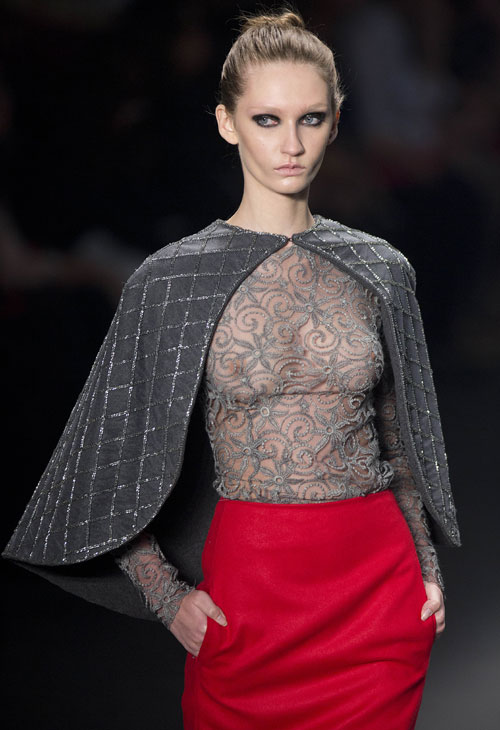 29일(현지시간) 브라질 상파울루에서 열린 패션위크에서 아콰스투디오(Acquastudio) 겨울 컬렉션을 입은 모델이 런웨이를 걷고 있다. AP/뉴시스