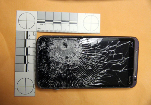 28일(현지시간) 미 플로리다주 윈터가든 경찰당국에 제공한 파손된 휴대전화 사진. 원터가든(미 플로리다주)=AP/뉴시스