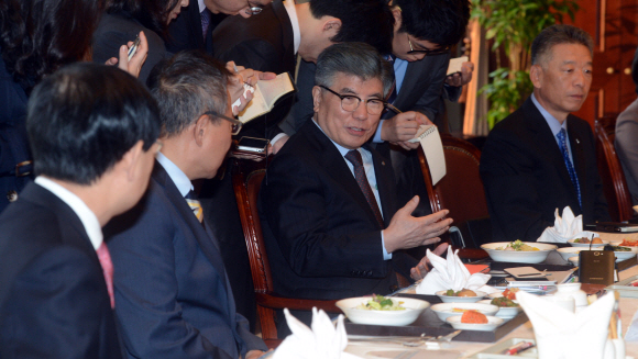 김중수 한국은행 총재와 대기업 CEO들이 한국은행 15층 대회의실에서 간담회를 갖기위해 모임을 갖고 있다.