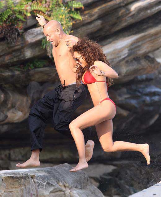 ‘스파이스 걸스’ 멜라니 B는 호주 시드니의 브론테 비치에서 남편 스티븐 벨라폰트와 함께 바위에서 뛰어내리고 있다. 사진=TOPIC / SPLASH NEWS(www.topicimages.com)