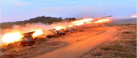 북한 김정은 국방위원회 제1위원장이 제4차 중대장·중대정치지도원 대회 참가자들과 함께 군 화력타격 훈련을 참관했다고 노동신문이 31일 전했다. 사진은 훈련장면. 연합뉴스