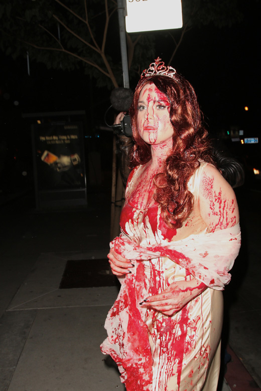 영화배우 겸 가수인 켈리 오스본이 영화 ‘캐리’ 속 인물로 분장을 하고 할로윈 파티에 나타났다. 사진=TOPIC / SPLASH NEWS(www.topicimages.com)