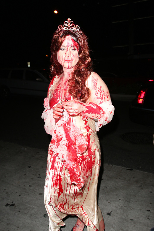영화배우 겸 가수인 켈리 오스본이 영화 ‘캐리’ 속 인물로 분장을 하고 할로윈 파티에 나타났다. 사진=TOPIC / SPLASH NEWS(www.topicimages.com)