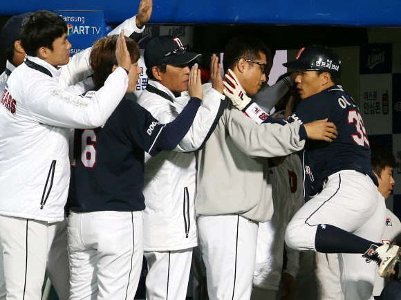 [2013 KS] 1회초 1사 후 두산 3루수 이종욱이 김현수의 적시타로 득점