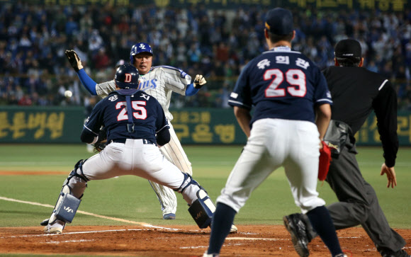 [2013 KS] 1회말 1사 만루 박석민 좌익수 희생플라이 아웃 때 3루주자 박한이가 득점하고 있다.