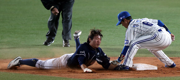[2013 KS] 2회초 2사 1루 두산 이종욱 타석 때 정수빈이 2루로 도루하다 아웃