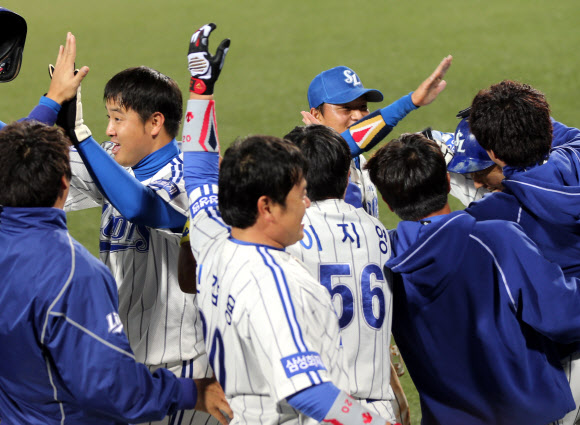 1일 오후 대구구장에서 열린 2013 프로야구 한국시리즈 두산 베어스-삼성 라이온즈 간 7차전. 6회말 삼성 박석민의 2타점 적시타로 득점한 채태인, 최형우 등이 동료들의 손을 맞추며 기뻐하고 있다. 연합뉴스